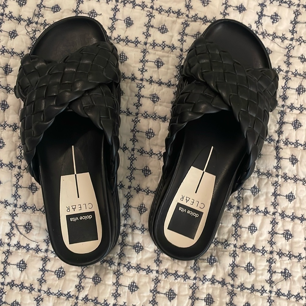 Excellent condition Dolce Vita slide. Black size 8.5